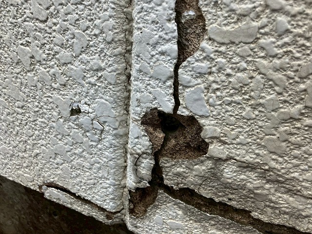 外壁ひび割れ写真